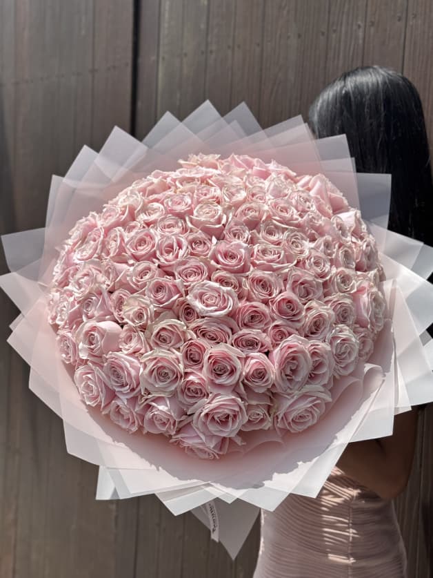 A magnificent bouquet of 101 pink Holland roses